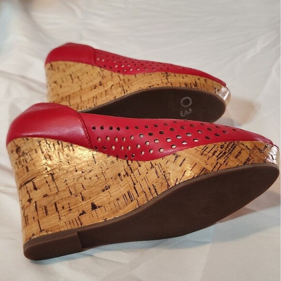 Steve Madden Red Wedge Shoes - Picture 5 of 5